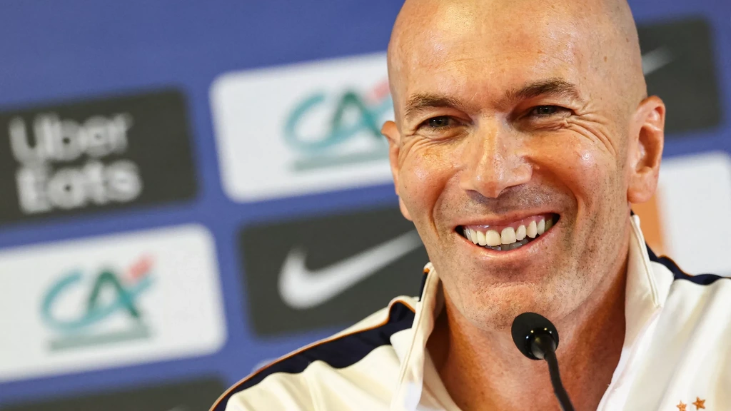 Zidane na 20 jaar weer tegenover Van Bommel: 'We hadden niet bepaald dezelfde stijl'
