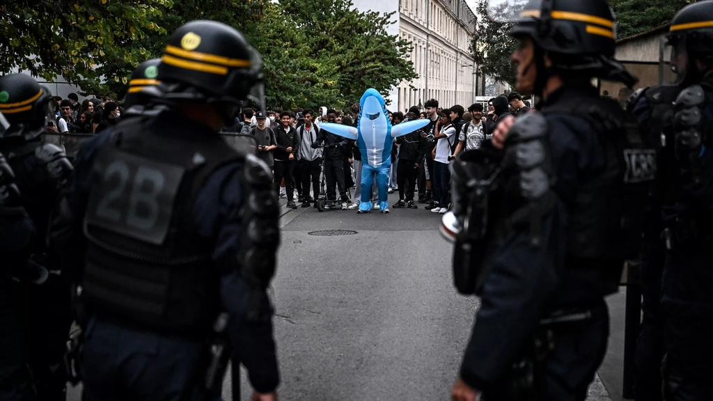 Foto: Scholier (15) raakt hand kwijt na oprapen flitsgranaat bij protesten Frankrijk