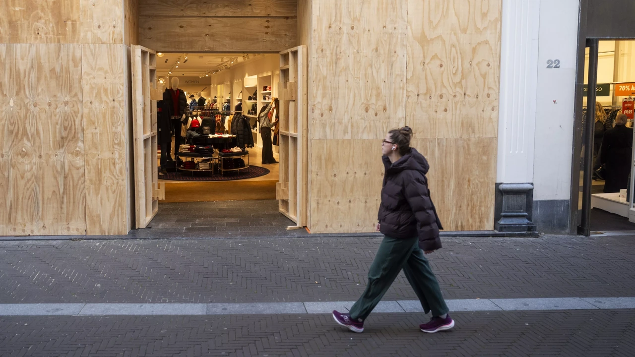 Den Haag zet zich schrap: winkeliers timmeren hun zaken dicht uit angst voor rellen Den Haag zet zich schrap: winkeliers timmeren hun zaken dicht uit angst voor rellen