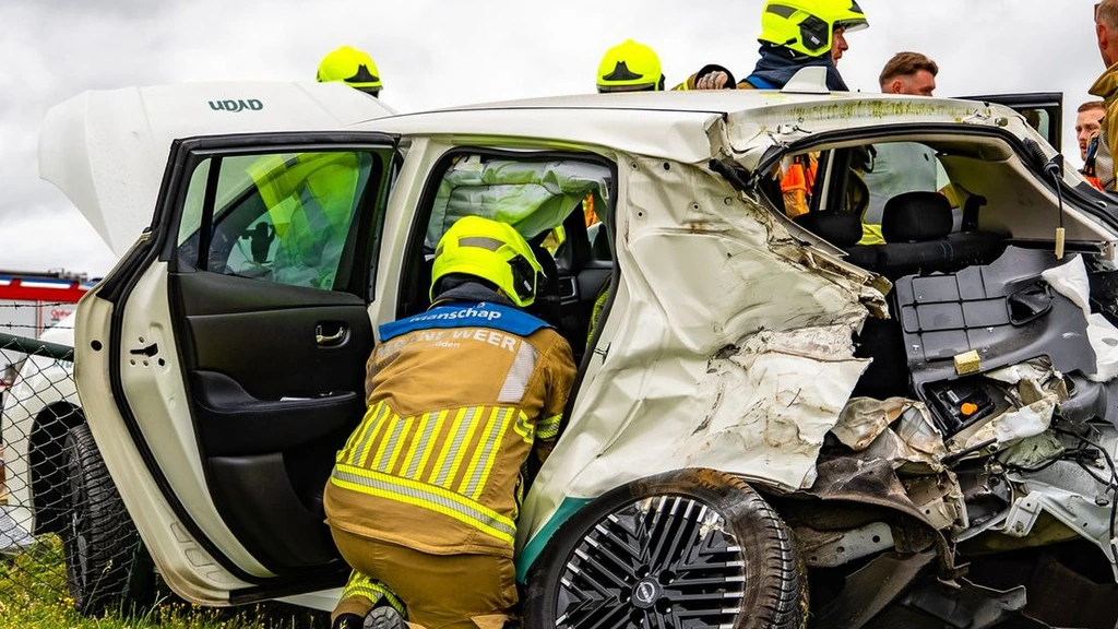 Foto: Trein botst op taxi in Valburg, meerdere gewonden
