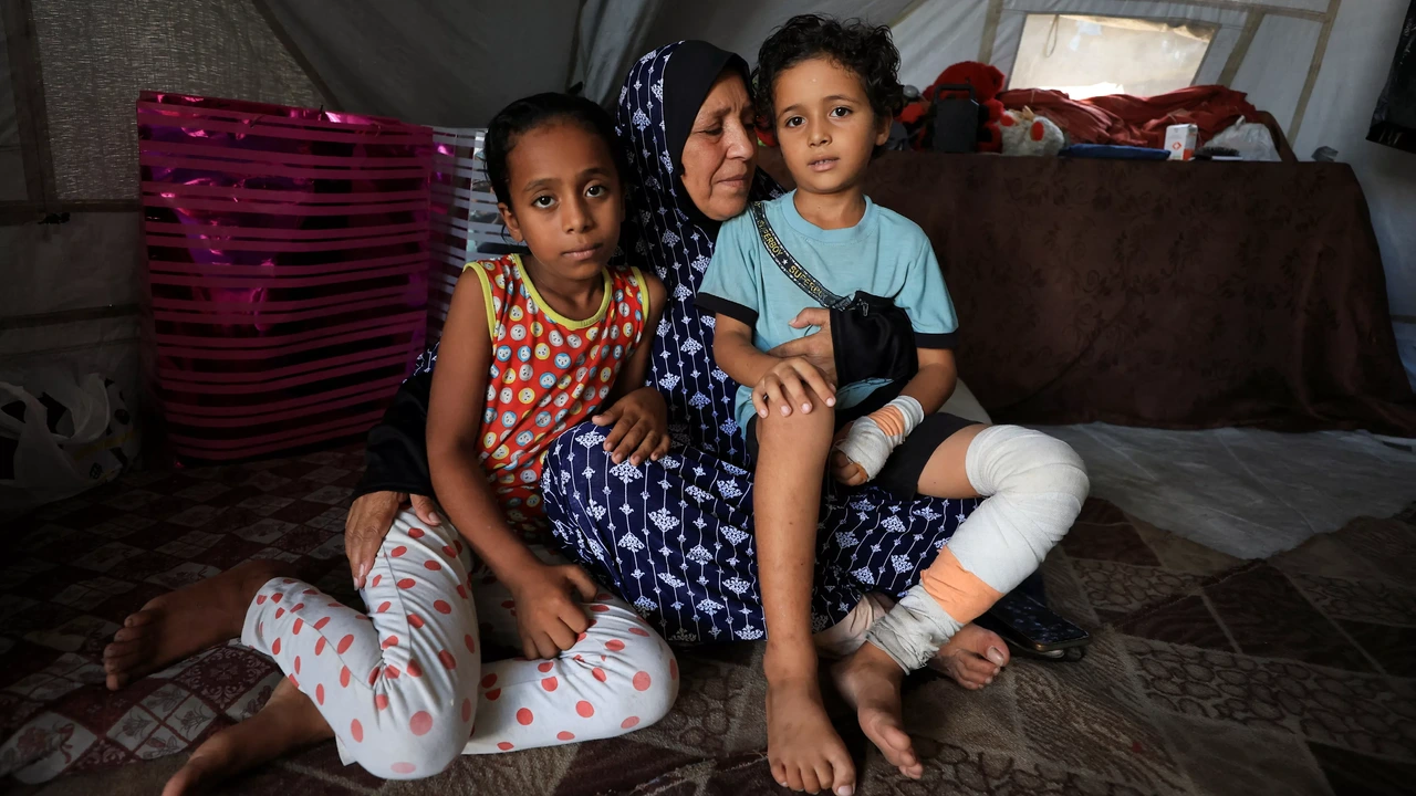 Een Palestijns gezin in hun tent in Gaza-Stad