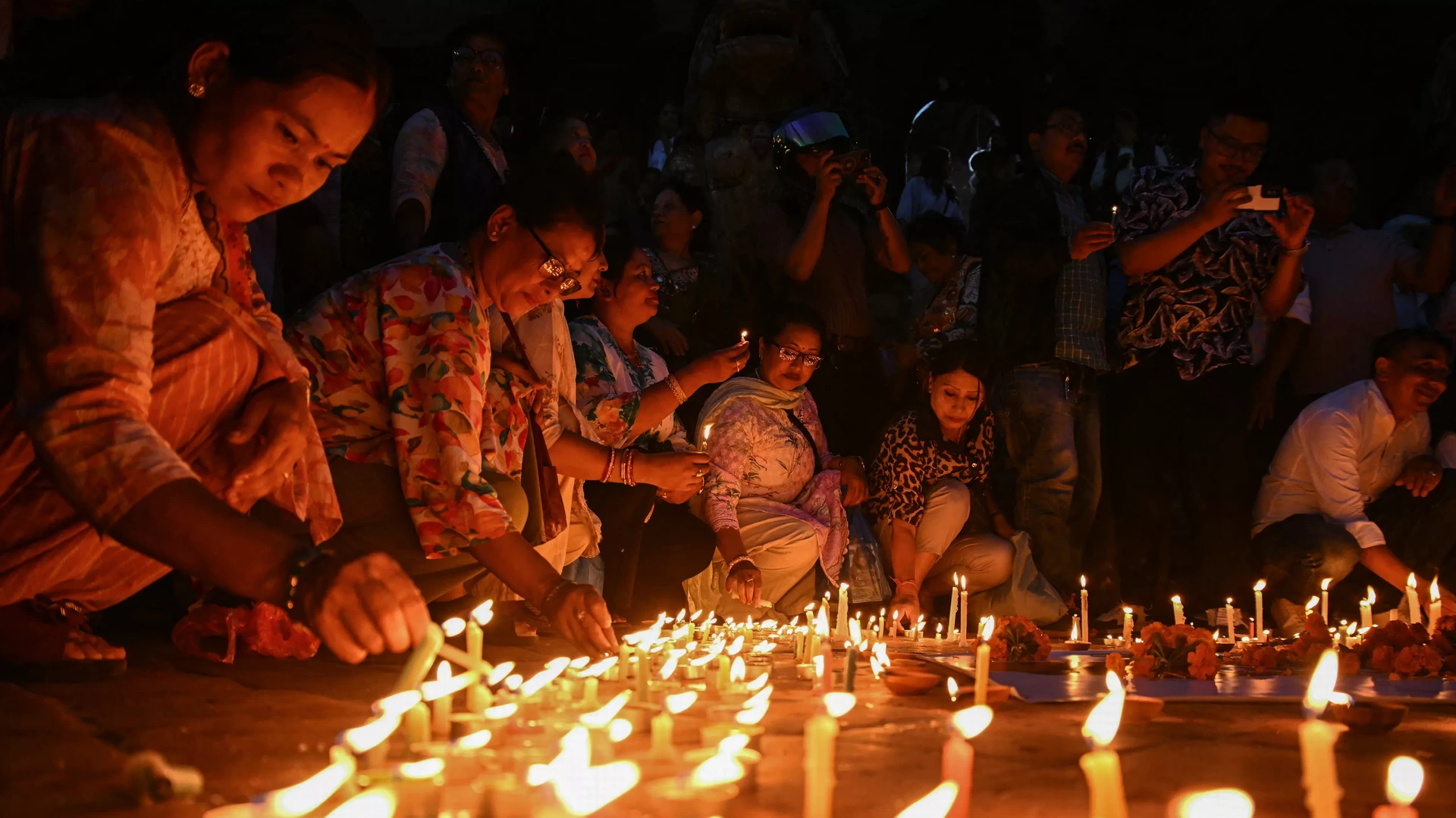 Dag van nationale rouw in Nepal, groeiende kritiek op tempo reddingswerk
