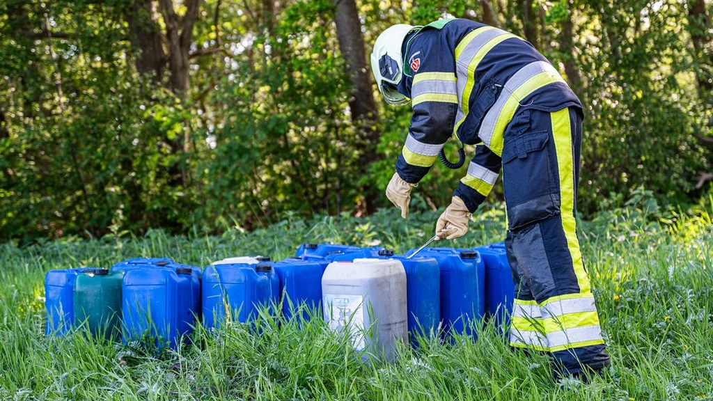 Foto: Politie ziet water aan voor drugsafval: 250 schapen blijven dorstig achter