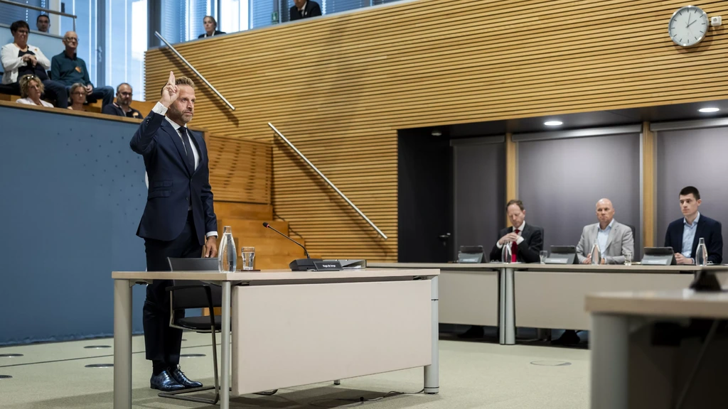 De Jonge ontkent ’tunnelvisie’ binnen kabinet • Rutte komt in laatste verhoorweek voor ‘reflectie’ De Jonge ontkent ’tunnelvisie’ binnen kabinet • Rutte komt in laatste verhoorweek voor ‘reflectie’