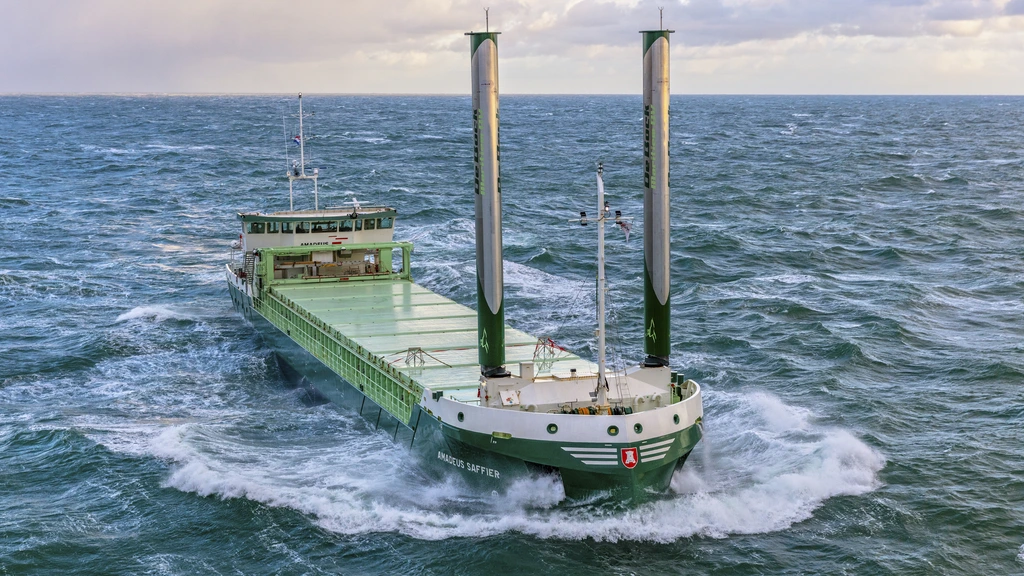 Foto: Wind in opkomst: zo'n honderd grote vrachtschepen gebruiken windkracht
