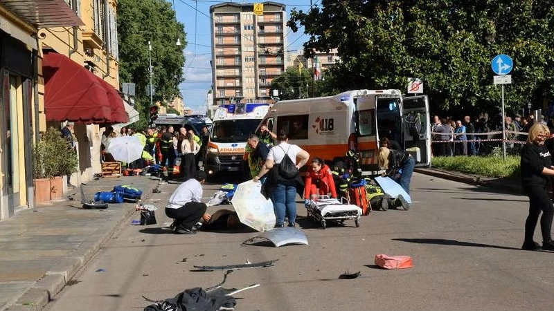 Foto: Auto rijdt in op voetgangers in Italiaanse stad Modena, acht gewonden
