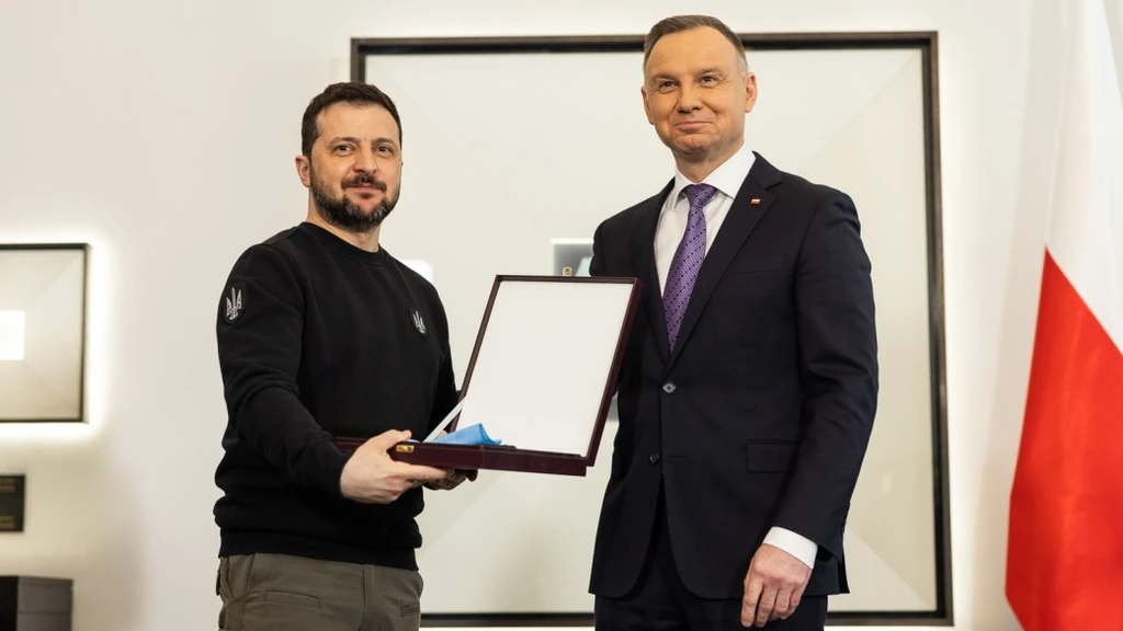 Foto: Poolse president pakt hoogste onderscheiding van Zelensky af