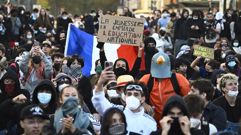 Foto: Franse minister komt met noodplan na protesten: 3000 invaldocenten
