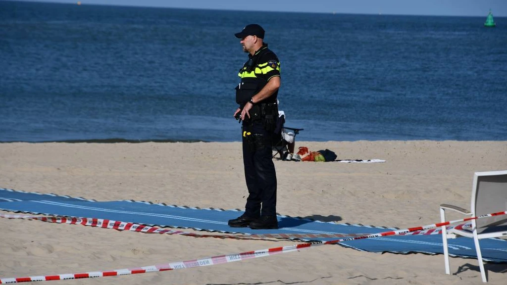 Foto: Man overreden door tractor op strand van Vlissingen