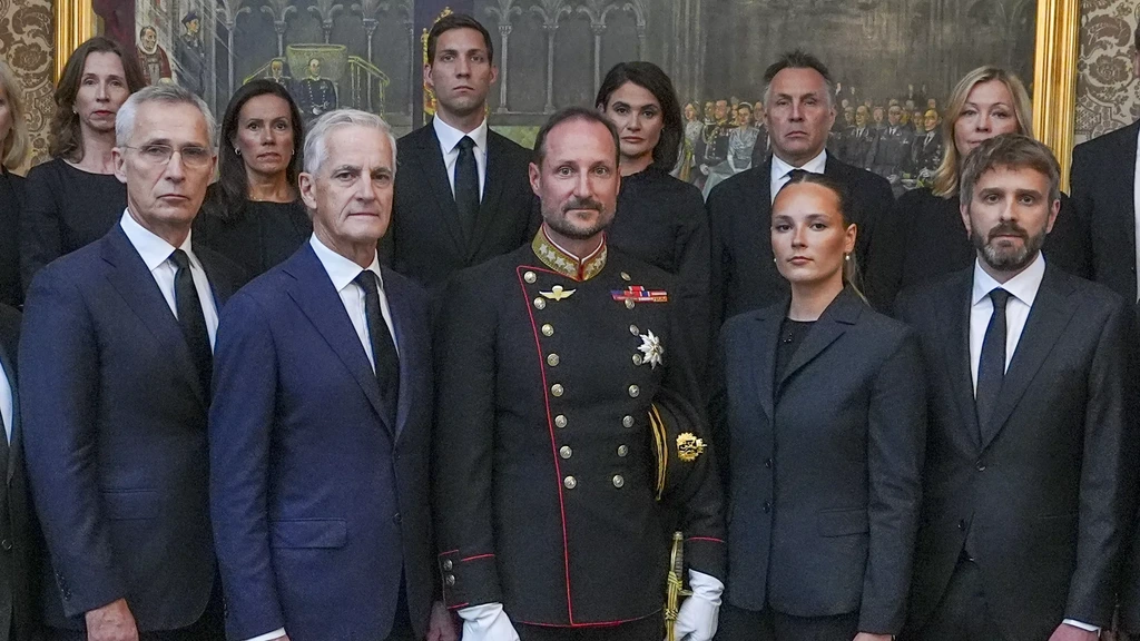 Koning Haakon VIII legt dinsdag eed af, kist met zijn vader vanavond naar paleis