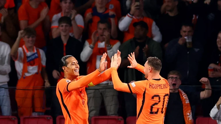Vrije trap Koopmeiners valt binnen, Oranje leidt tegen Servië