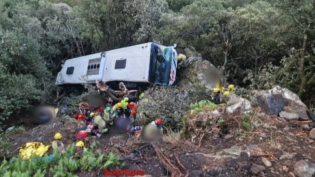Spaanse shuttlebus rijdt 20 meter hoge helling af, ruim tachtig gewonden