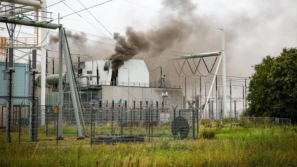 Vuur in hoogspanningsstation Oost-Groningen lastig te blussen