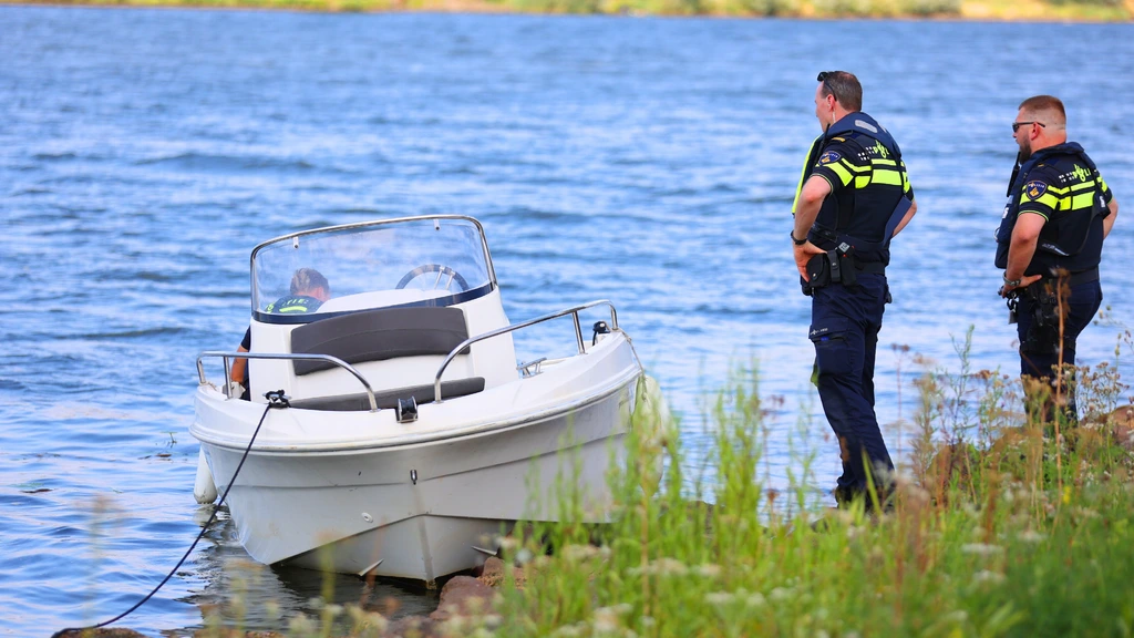 Man (67) verdrinkt na sprong van boot bij Waspik, andere opvarenden ongedeerd