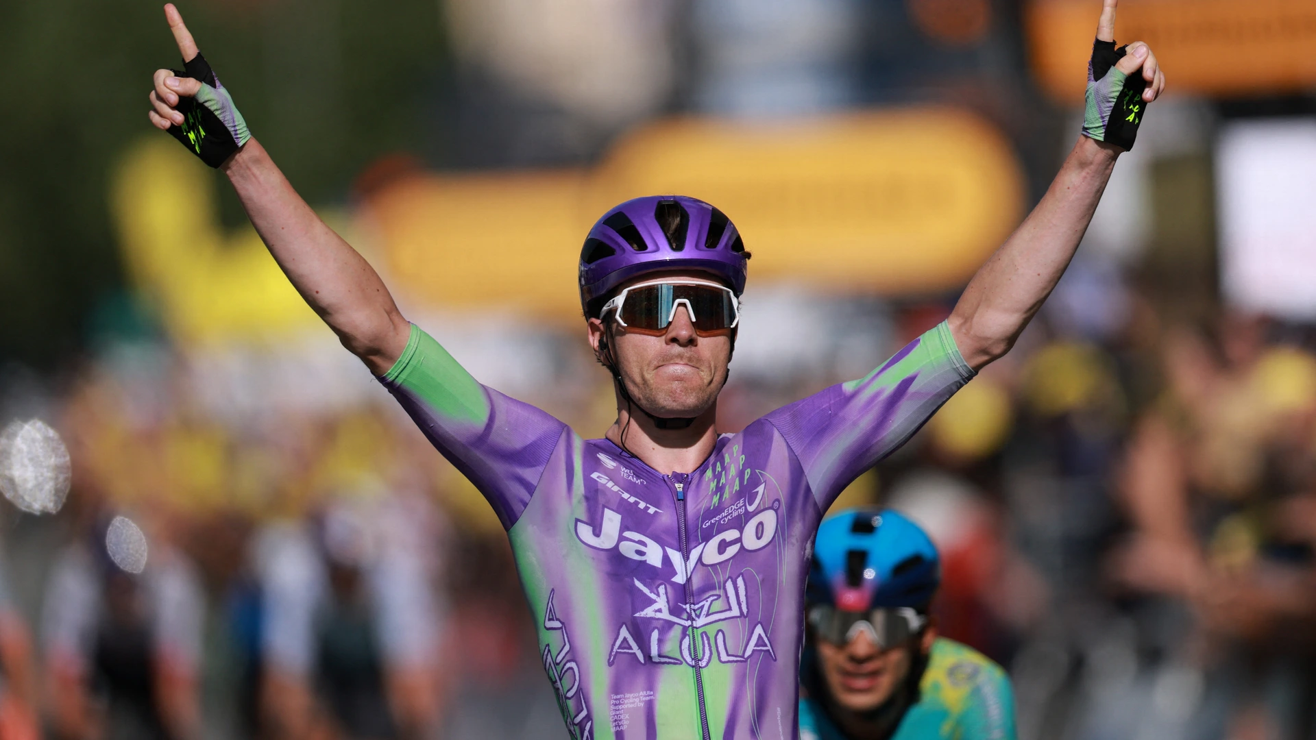 Zwitser Schmid wint nu wél na monstervlucht, Pidcock klimt naar top klassement 