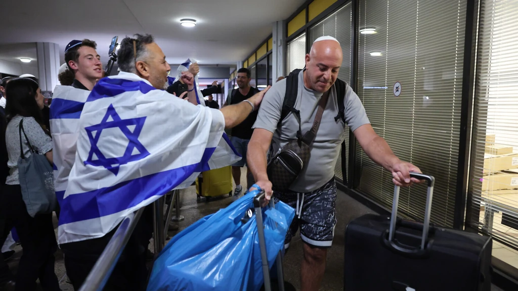 Foto: Israëlische Flydubai-passagiers geland in Tel Aviv: 'Door een wonder gered'