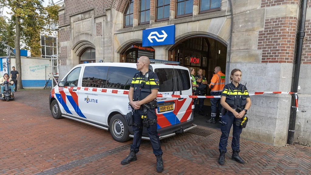 Foto: Vier treinstations vrijgegeven na ontruiming om achtergelaten bagage, vijf aanhoudingen