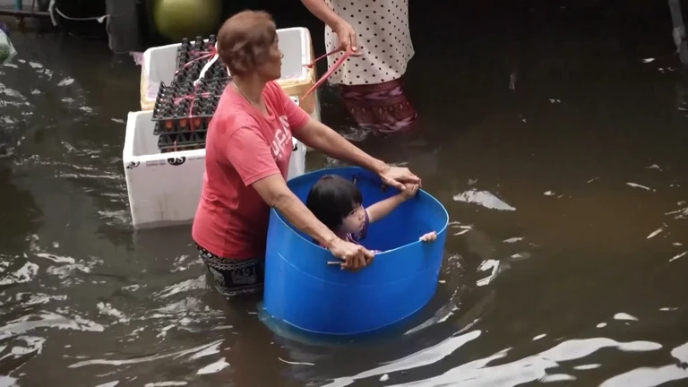Markt in Bangkok onder water: 'ik had me niet goed voorbereid'