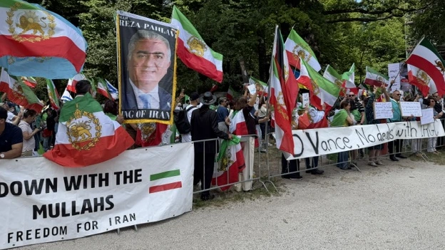 Reza Pahlavi, zoon van laatste sjah van Iran, krijgt steun én kritiek in Den Haag