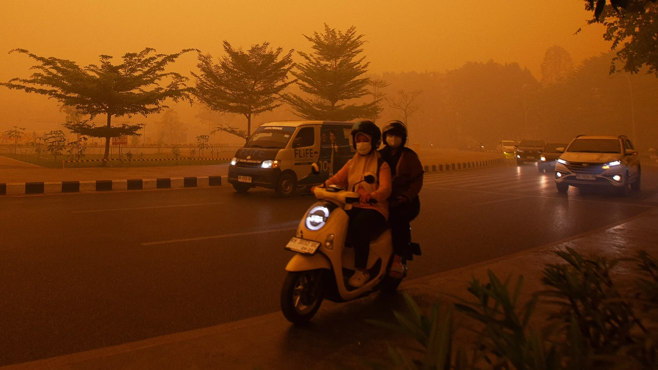 Indonesië stikt in rook van enorme natuurbranden, vuur kan nog maanden aanhouden Indonesië stikt in rook van enorme natuurbranden, vuur kan nog maanden aanhouden