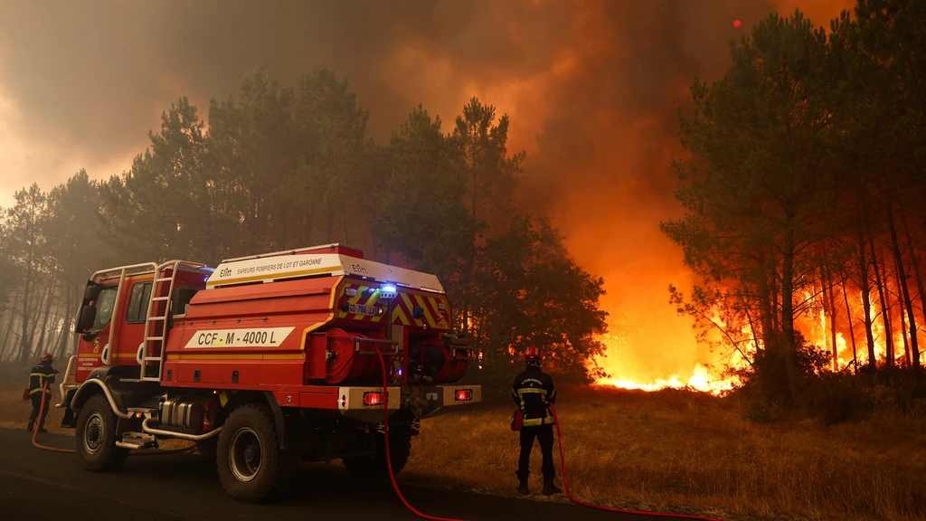 Foto: Duizenden toeristen geëvacueerd vanwege natuurbrand in Zuidwest-Frankrijk