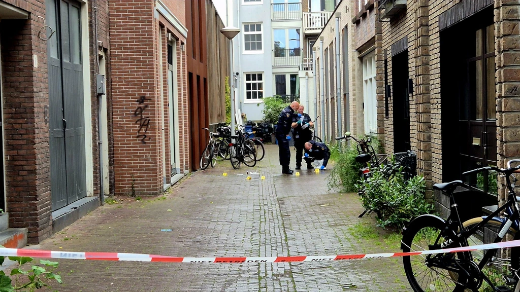Foto: Dode man (73) gevonden in woning Amsterdam, politie vermoedt misdrijf