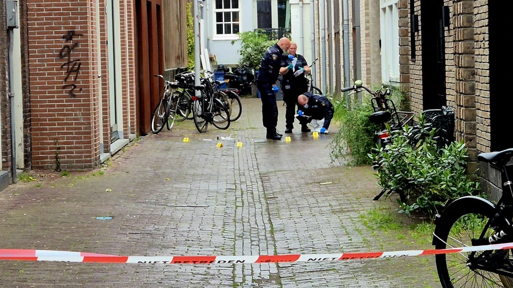 Foto: Twee jongens (15 en 17) aangehouden in onderzoek naar dode man in Amsterdam