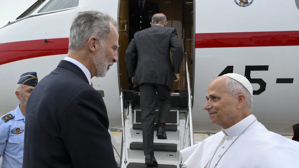 King Felipe Provides Royal Plane for Pope Leo After Flight Failure