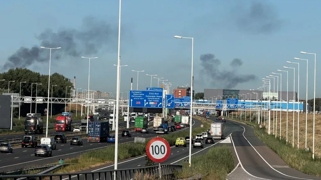 Stroomstoring legt raffinaderij in Botlek stil, fabriek moet gassen affakkelen