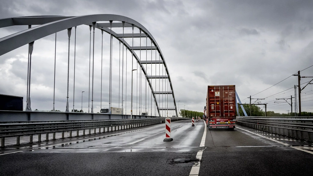 Foto: 'Miljoenenstrop transportbranche door problemen met Suurhoffbrug'