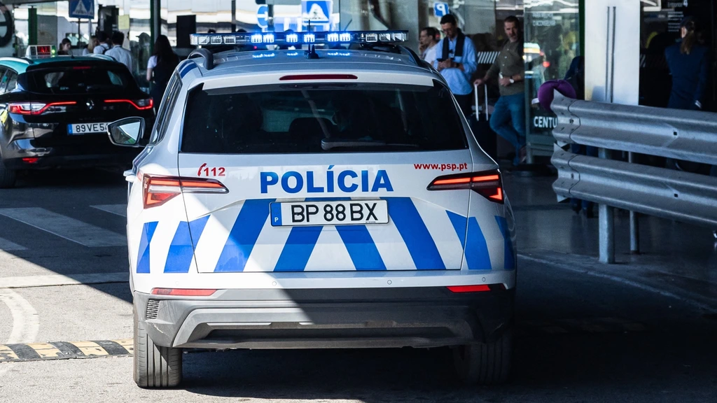 Foto: Twee jonge kinderen "schreeuwend en huilend" achtergelaten langs Portugese weg