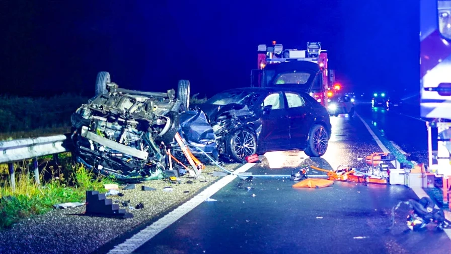 Drie doden bij botsing tussen twee auto's op dijk tussen Lelystad en Enkhuizen