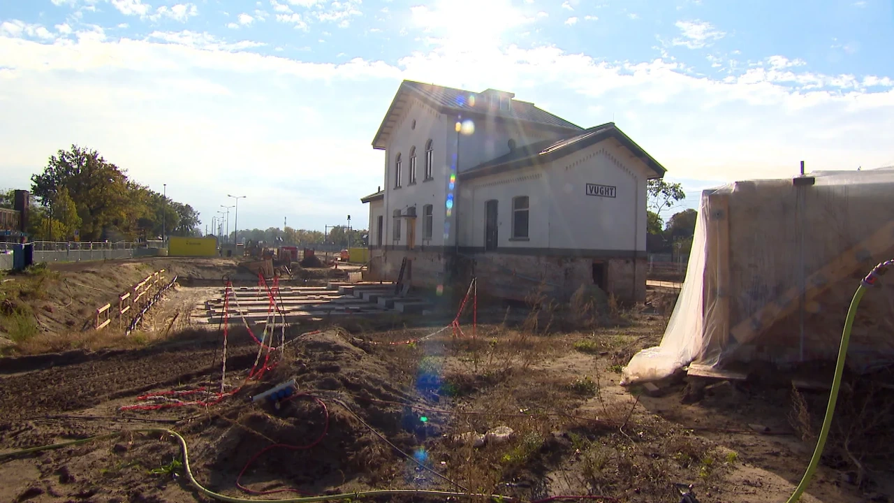 13 meter in 7 uur: monumentaal station van Vught wordt verplaatst
