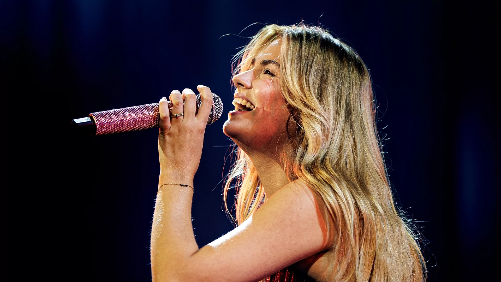 Roxy Dekker als eerste Nederlandse vrouwelijke artiest solo in Johan Cruijff Arena