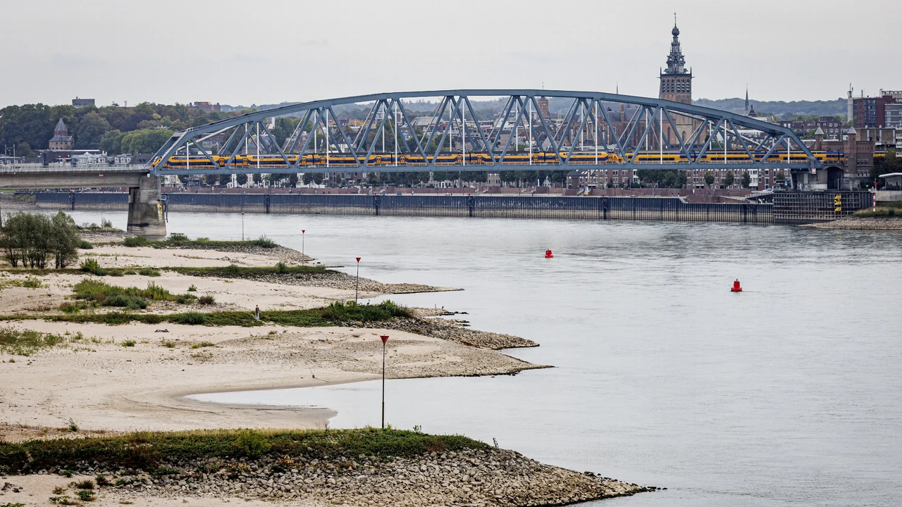 Rivieren staan nu zo laag dat schippers zelf moeten inschatten of varen nog lukt Rivieren staan nu zo laag dat schippers zelf moeten inschatten of varen nog lukt