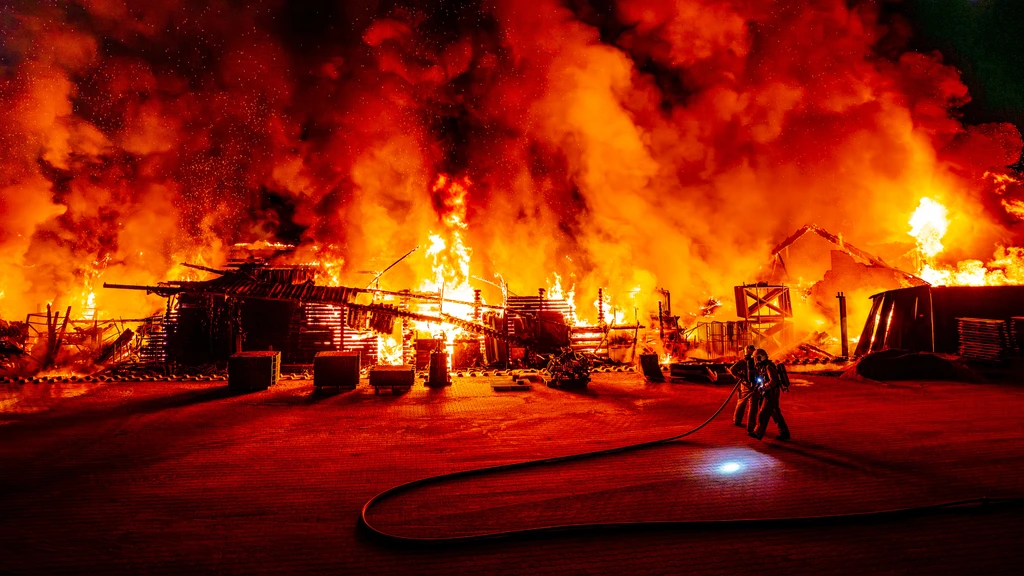 Brand bij timmerbedrijf Zutphen, loods gaat in vlammen op
