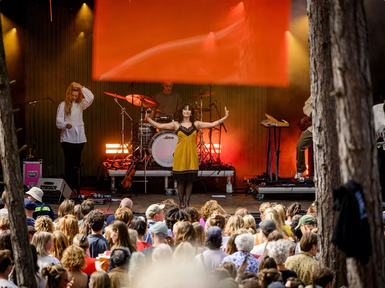 Zangeres Naaz treedt op in 2023 op festival Into The Great Wide Open