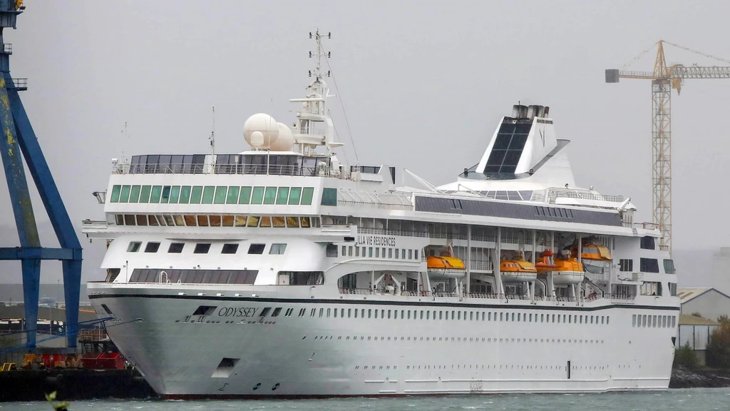 Foto: Cruiseschip dat 'eeuwig' zou varen gestrand in Cambodja door hoge brandstofprijzen