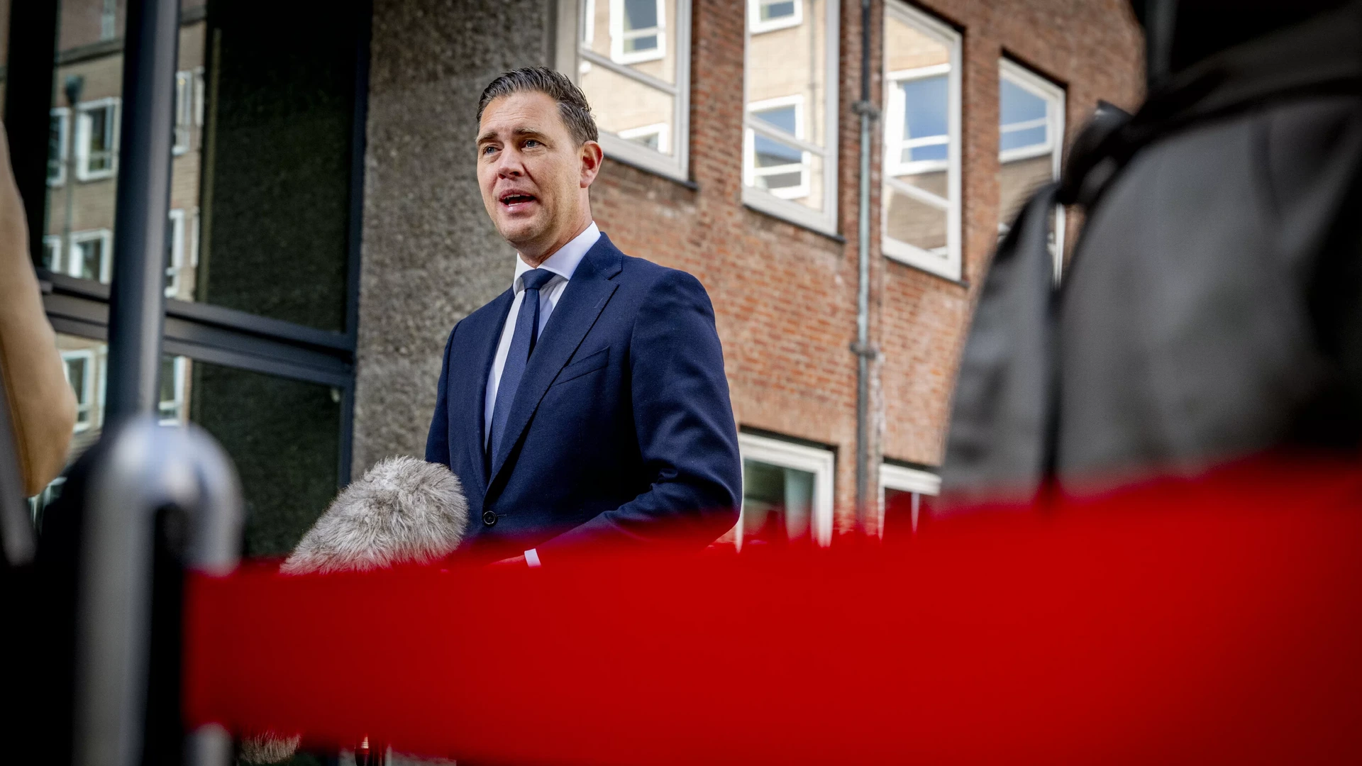 Minister Heinen van Financiën denkt dat opstellen begroting 'spannend' wordt 