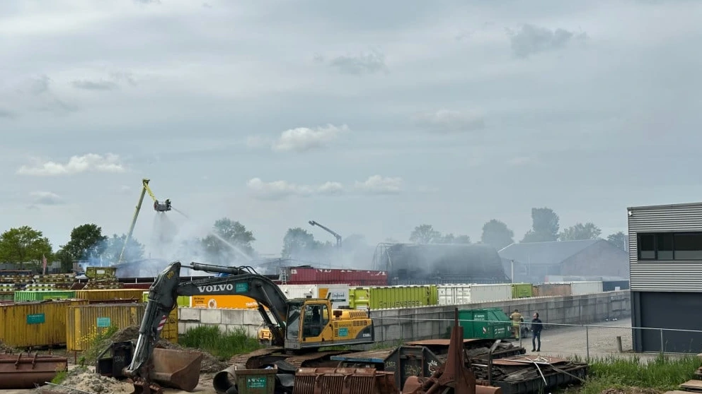 Foto: Bedrijventerrein Schagen voorlopig dicht na vrijgekomen asbest bij brand