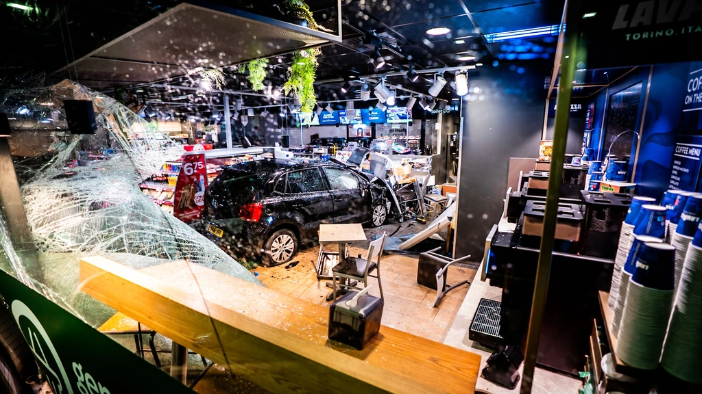 Foto: Auto rijdt winkel tankstation binnen langs A50