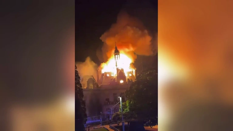Stadhuis Limoges in brand gestoken, toren stort in