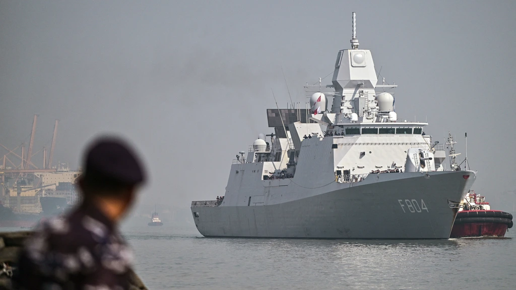 Foto: Chinees leger zegt Nederlands fregat te hebben verdreven uit Zuid-Chinese Zee 