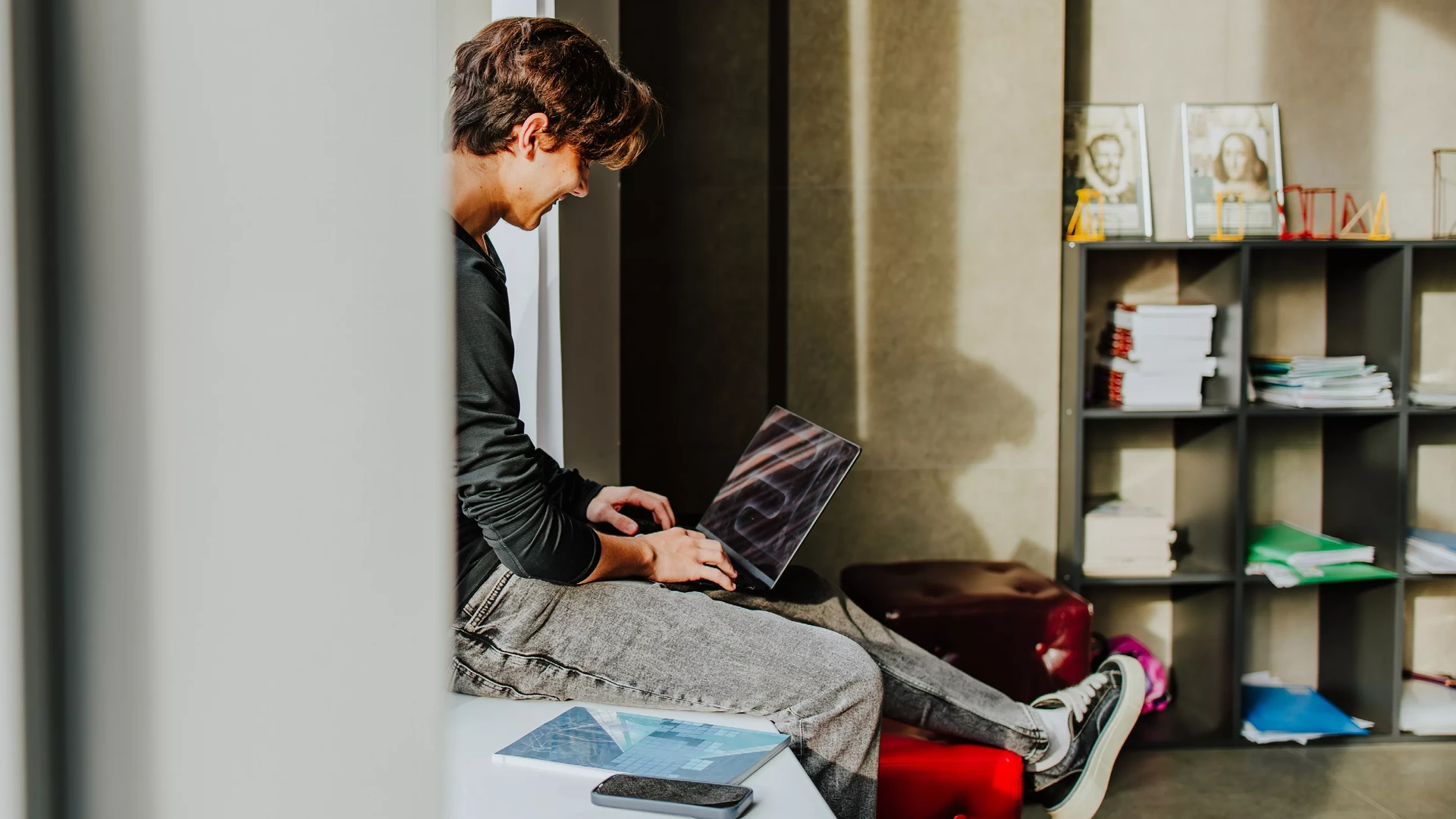 School moet voor alle leerlingen een laptop regelen, maar doet dat niet altijd