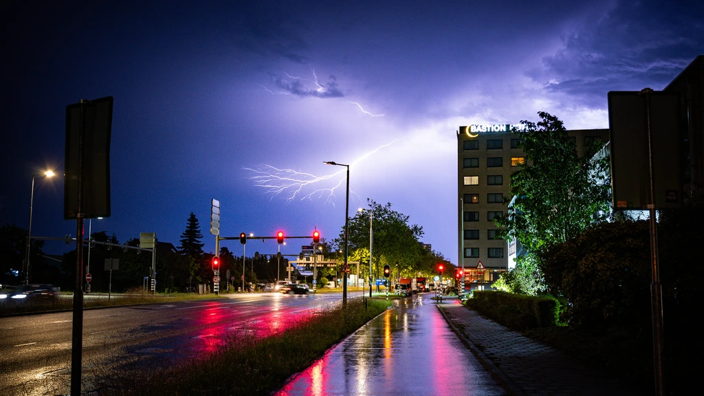 KNMI waarschuwt met code oranje opnieuw voor onweer en hagel in Limburg KNMI waarschuwt met code oranje opnieuw voor onweer en hagel in Limburg