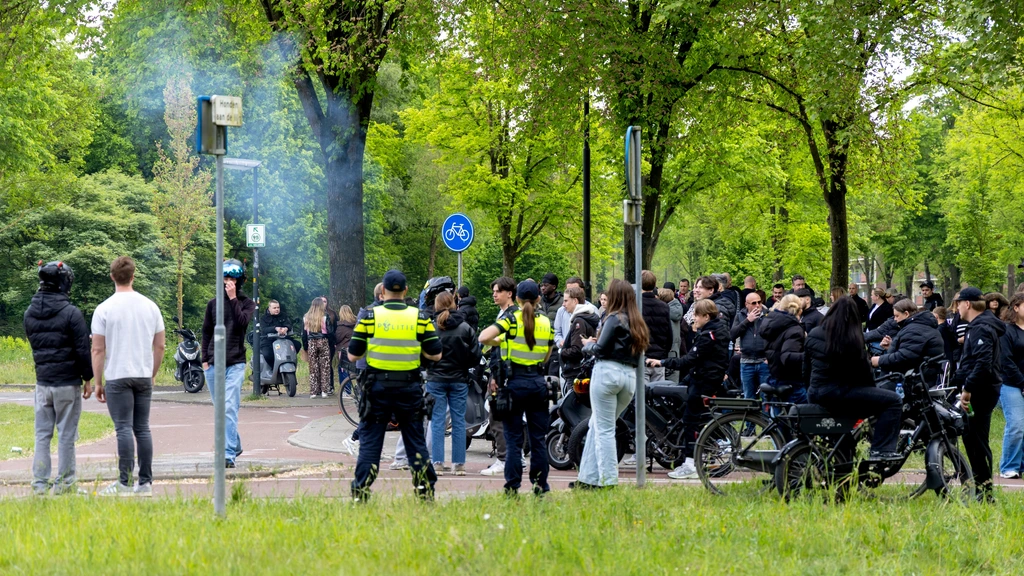 Tientallen aanhoudingen bij azc-protest Apeldoorn, vuurwerk gegooid naar agenten