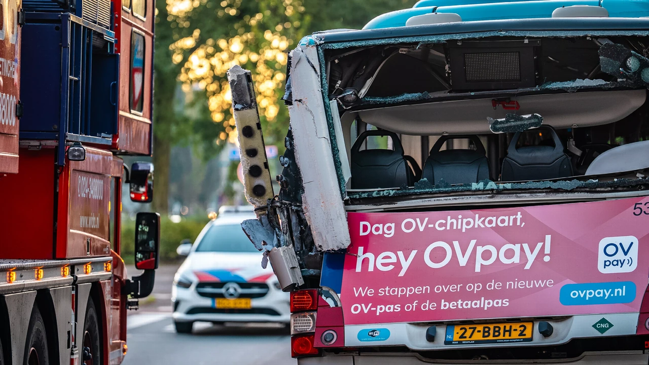 Ongeluk met hijskraan en lijnbus veroorzaakt ravage in Nijmegen