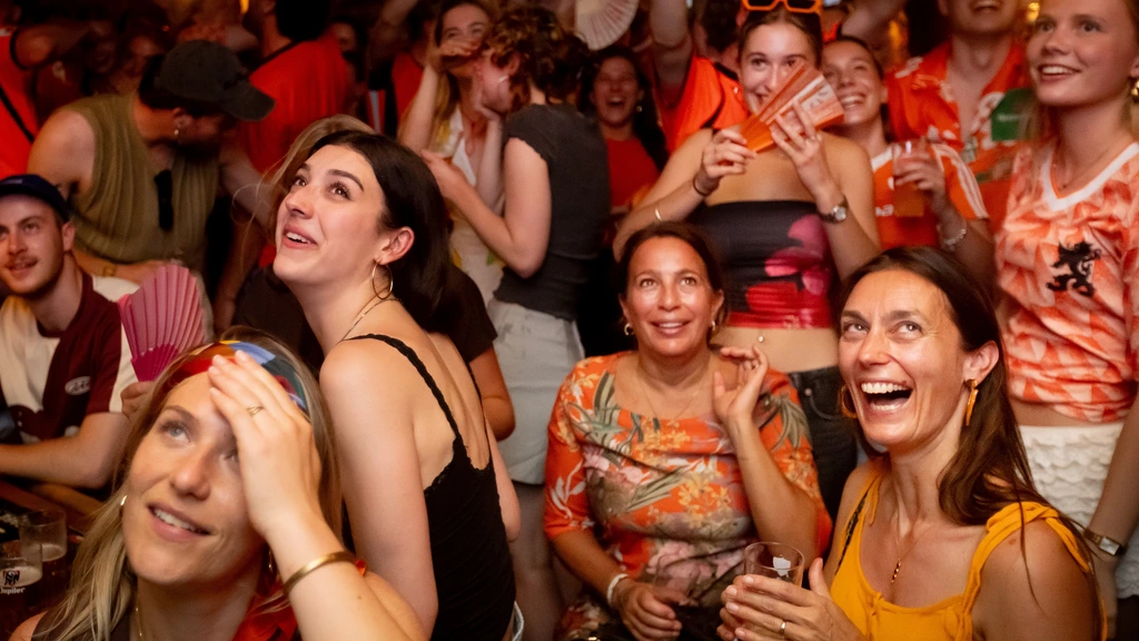 Doorhalen? Wekker zetten? Terugkijken? Nederland dubt over Oranjenacht