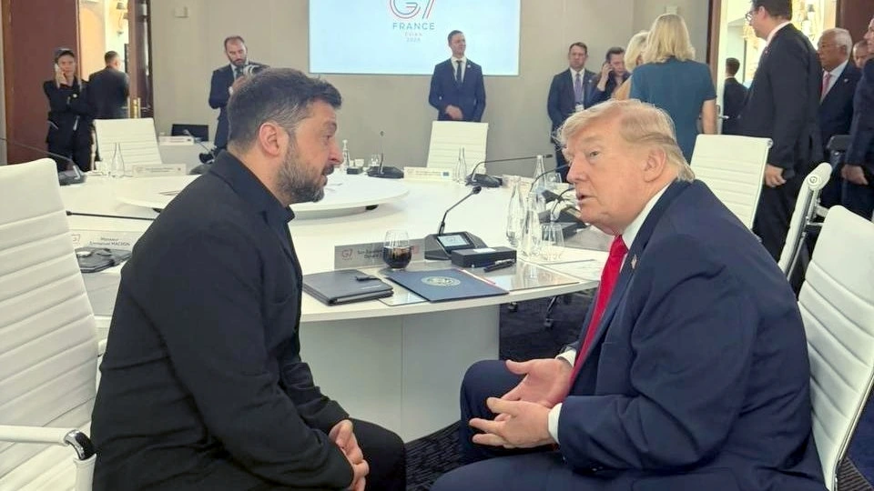 Foto: Trump spreekt Zelensky en hint op hervatting sancties tegen Russische olie
