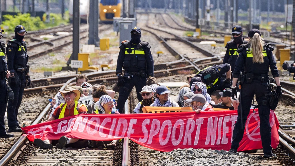 Foto: Bijna 50.000 treinreizigers hadden last van spoorbezetting Utrecht CS door XR